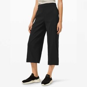 Women’s Lululemon Metropolis Maven High Rise Flowy Wide Leg 22” Crop Pants (4)